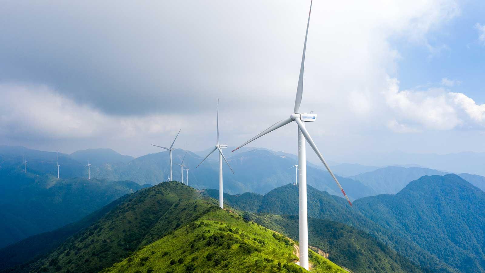 风力涡轮机 on hilltops representing 业务 Energy Advanced Certificates at esball国际平台客户端