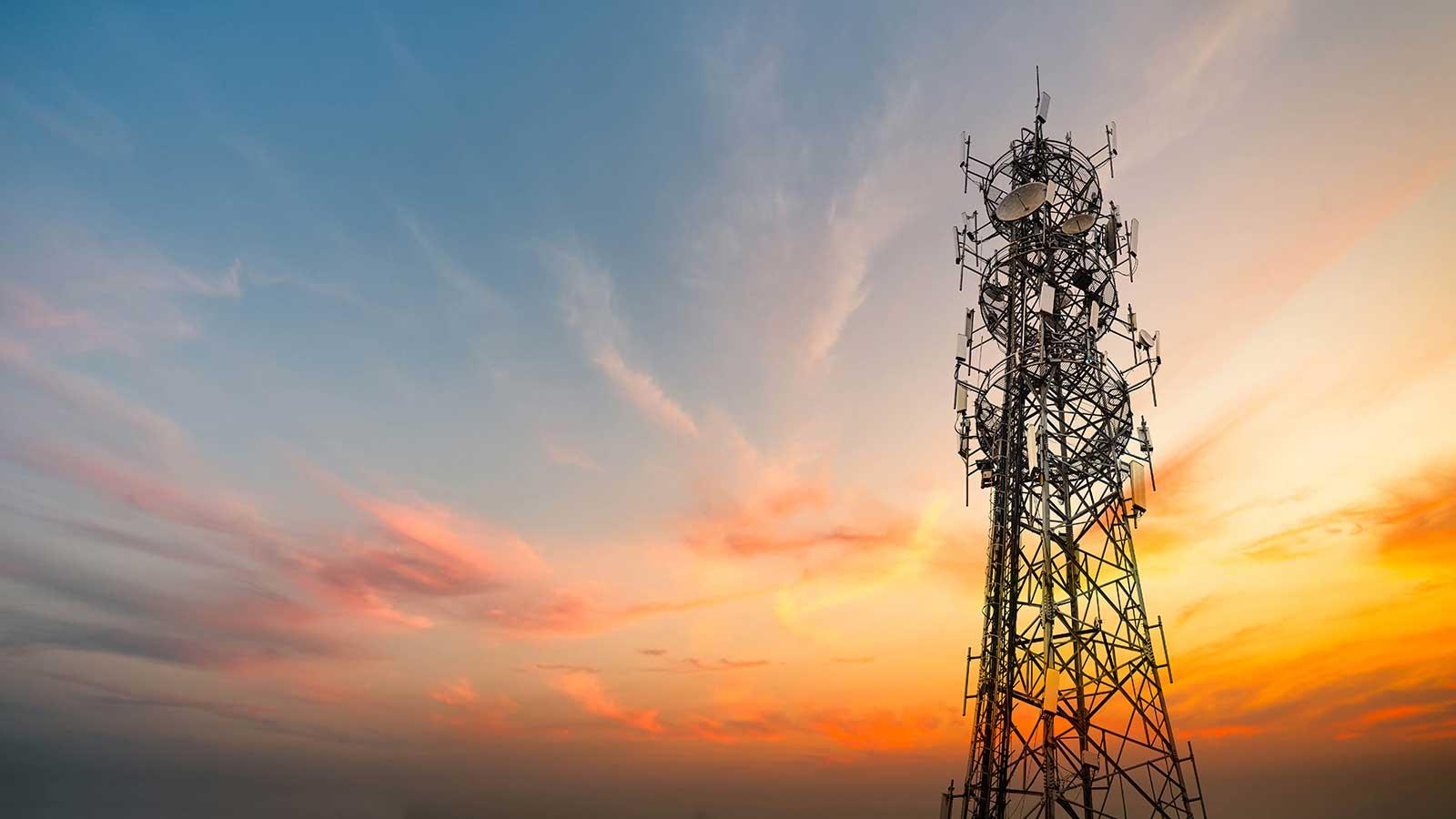 Communications tower at sunset representing Electrical 工程 programs at esball国际平台客户端